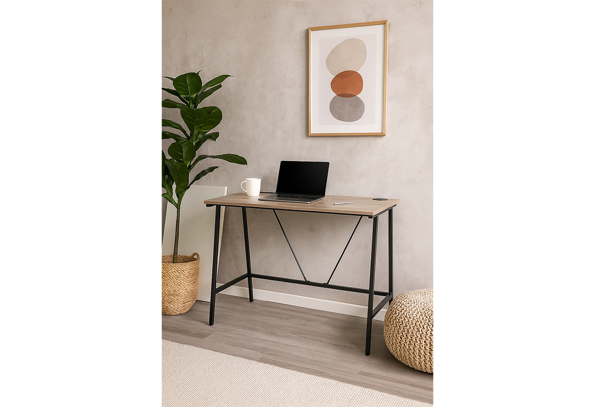 Απεικονίζεται το γραφείο σε δωμάτιο, με λάπτοπ πάνω του.